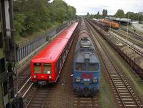 DIe V200 023 der Prignitzer Eisenbahn am 24.08.2001 im G�terbahnhof Berlin-Neuk�lln; daneben die S45 nach Flughafen Sch�nefeld. Im Hintergrund der S-Bahnhof Neuk�lln.