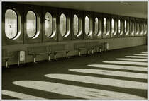 Siebziger Jahre Architektur - 

Stuttgart einzigster Hochbahnhof findet sich in Zuffenhausen. Das S-Bahngleis in Richtung Leonberg / Weil der Stadt zweigt hier kreuzungsfrei über ein Brücke von der Strecke nach Ludwigsburg ab. Im Bereich der Brücke befindet sich der Bahnsteig nach Weil der Stadt in Hochlage. Charakteristisch für diesen Stationsteil sind die abgerundeten Fenster. 

26.10.2010 (M)