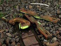 Eine Gleisklemme und zwei  Bauchlaschen  liegen am 19.12.2011 in Aachen West. Die Bauchlaschen werden bei einem Bruch an der Schwei�naht der Schienen eingesetzt. Der Bauch ist n�tig, weil am Schienensteg die Schwei�naht vorsteht.