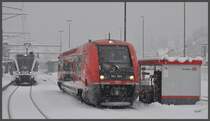 641 004  Walfisch  tankt Nachschub in Waldshut, w�hrend die S41 19859 nach Koblenz-Winterthur auf die Abfahrtszeit wartet. �brigens hat es hier am meisten Schnee gehabt. (20.12.2011)