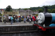 Bhf. Llangollen-Wales. Thomas, die kleine blaue Lok, die wohl jedes Kind in Gro�britannien kennt, wir jetzt auch, freut sich �ber soviel Aufmerksamkeit. 12.8.2011