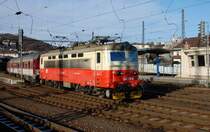242 210-3 ČD mit Fernzug R 831 „Tekov“ („Die Landschaft Barsch“) f�hrt von Bratislava hl. st./Pre�burg Hbf. nach �urany/Schuran – Levice/Lewenz – Zvolen os. st./Altsohl Persbf. – Bansk� Bystrica/Neusohl ab; 18.12.2011 