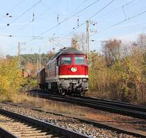 Gefolgt von der immer gern gesehenen 232 223-8 mit den zwei �blichen kleinen gelben Bauwagen am Haken. Aufgenommen am 06.11.2011 in Eichenberg.