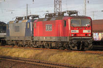 RBH 109(143 936-3)+RBH 110(143 084-2)abgestellt in H�he Haltepunkt Rostock-Dierkow.21.12.2011 