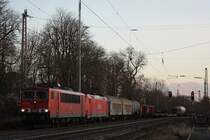 Die 155 112 zieht am 9.12.11 die 185 226 und einen gemischten G�terzug durch Ratingen-Lintorf.