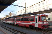 Seit 11.12.2011 ist Regionalverkehr zwischen Bratislava/Pre�burg – Dunajsk� Streda/Niedermarkt (– Kom�rno/Komorn) wieder in Betrieb. Triebwagen 812-030 mit 2x Beiwagen BR 011 vor Abfahrt mit Os 4445 in Pre�burger Hauptbahnhof; 18.12.2011