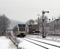 Der erste Schnee, halt nur einen Tag: GTW 2/6 der Hellertalbahn kommt am 20.12.2011 von Neunkirchen und passiert das Stellwerk Herdorf Ost (Ho), hier bei leichtem Schneefall. Nach kommt ca. 500 m ist der Halt am Bahnhof Herdorf, danach geht es weiter in Richtung Betzdorf.