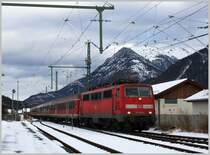 111 020 am 18.12.11 bei der Einfahrt in Mittenwald. 