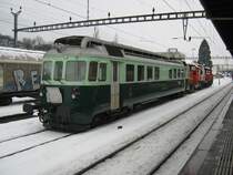 Der historische BN Triebwagen Be 4/4 761,  Wellensittich , mit drei versch. Rangierloks (die hinterste ist eine Ee 3/3, die mittlere geh�rt Sersa, und die letzte kenne ich nicht) in Sierre. 21.12.2011.

