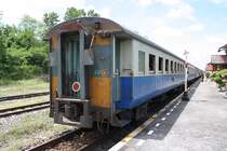 บชส.278 (บชส. =BTC./Bogie Third Class Carriage) als letzter Wagen des ORD 445 am 24.August 2011 im Bf. Phru Phi.