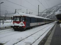 �ber Nacht hat es geschneit... Der EWI/II NPZ Pendel, zuvorderst der BDt EWI, 50 85 82-34 901-7, bei seinem ersten Einsatz an diesem Tag als IR 2813 bei Ausfahrt in Brig, 21.12.2011.