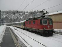 Seit letztem Fahrplanwechsel verkehren die Regio/IR Z�ge auf der Strecke Brig-Domodossola nicht mehr mit IR EW I/II Wagen, sondern mit den durch die Ablieferung der Dominos/Flirt freigewordenen KlB EW I/II NPZ-Zwischenwagen. die Pendel sind wie folgt formiert: BDt EWI/II, 2 B EWI, 2 AB EWI/II und einer Re 4/4 II. Im Bild ist die Re 4/4 II 11200, Brig, 21.12.2011.