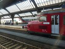 Der Rote Pfeil RBe 2/4 202 der OeBB pendelte anl�sslich der  Bischofzeller Rosenwoche 2011  zwischen St. Gallen und Bischofzell. Hier abends nach der �berf�hrungsfahrt im Z�rcher HB vor der Kulisse moderner Triebz�ge ICE + ICN. 26.06.2011