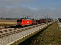 Die 185 163 am 29.10.2011 mit einem G�terzug unterwegs bei Hattenhofen.