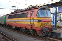 Die 240-054 abf�hrt mit Regionalzug Os 3015 Bratislava hl. st./Pre�burg Hbf. – Pezinok/P�sing – Trnava/Tyrnau – Leopoldov/Leopoldstadt – Nov� Mesto nad V�hom/Neustadt a. d. Waag (Westslowakei); 18.12.2011