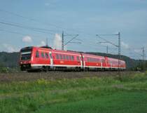 612 061 und ein weiterer 612er sind am 11.Mai 2011 als RE 3490 nach Saalfeld(Saale) bei Ha�lach unterwegs. Heute f�hrt daf�r der RE 4990 nach Jena Saalbahnhof und statt 17.22 kommt er schon um 16.20 Uhr durch Ha�lach.