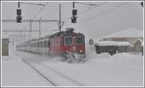 IR1772 pfl�gt sich durch Gleis 4 in Landquart. (22.12.2011)