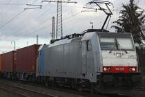 Die Railpool 186 108 (i.E. f�r RTB) fuhr am 10.12.11 mit einem Containerzug durch ratingen-Lintorf.
Gru� an den winkenden Tf!