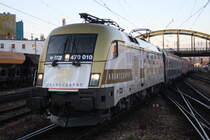 In der Fr�h des 20.12.2011 versuchte ich mein Gl�ck um die 1047 010 (470 010) nochmals zu bekommen und das fr�he aufstehen hat sich gelohnt.
Hier bei der Einfahrt des Wiener Westbahnofs mit dem Euro Night 346.