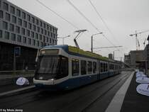 VBZ Nr. 3001 (Be 5/6 ''Cobra'') am tr�ben 10.12.2011 bei der neuen Haltestelle Technopark. Neben der Haltestelle Technopark steht ein weiteres Hochhaus in Z�rich West, der ''Mobimo-Tower'', mit seinen ''nur'' 81 Meter H�he steht er im Schatten des 126m hohen Prime-Towers. Im Mobimo-Tower befindet sich das Luxus-Hotel ''Renaissance'', f�r das am Er�ffnungsfest des TZW Werbung gemacht wurde.