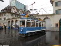 VBZ/Aktion pro S�chsitram Nr. 1350 (Ce 4/4 ''Elefant'') am 10.12.2011 anl�sslich der Er�ffnung des Tram Z�rich West beim Depot Escher-Wyss-Platz. In den Dreissiger Jahren wuchs das Verkehrsaufkommen in der Stadt Z�rich sehr rasant an. Um diesem Umstand Herr zu werdne gab den Bau von 50 4-achsigen Motorwagen in Auftrag, die in der Lage sein mussten, bei Bedarf bis zu 3 Anh�ngerwagen ziehen zu k�nnen. Mit dem daraus resultierenden Dienstgewicht von 26.8 Tonnen, erhielten die Ce 4/4 den �bernamen ''Elefant''. Am Er�ffnungsfest des TZW wurden f�r die kleinen Beuscher an Bord des Trams Weihnachtsgeschichten erz�hlt.
