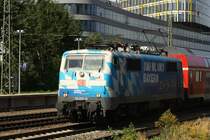 Der Max'l am Weg nach Salzburg: 111 017-0 gesichtet am Heimeranplatz in M�nchen am 23.08.2011