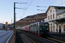 E 42 151 mit dem D 91563 (Oberhausen Hbf - R�desheim (Rhein) am Zielbahnhof in R�desheim am 17.12.2011