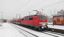 DB 111 211-9 mit dem RE 4615 von Frankfurt (M) Hbf nach W�rzburg Hbf, beim Halt in Frankfurt (M) S�d. Neben einer weiteren 111er am Zugschluss und den Doppelstockwagen f�hrte der RE auch einen Modus-Wagen mit der Nummer D-DB 50 80 84-33 159-6 Bpydz 456.9 mit; 20.12.2011