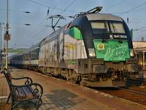 470 503 wartet in Komarom mit einem IC auf die Weiterfahrt nach Budapest Keleti.