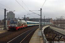 183 001-7 mit dem VX 81142 von Plauen(Vogtl) ob Bf nach Berlin Zoologischer Garten, bei der Einfahrt in den Berliner Hbf. Dieser lokbespannter alex-Zug f�hrt erst ab Zwickau nach Berlin Zoologischer Garten, davor f�hrt der Normale 642er Treibwagen. 22.12.2011

F�r die Admins hier! Ich stehe am Bahnsteigende. 