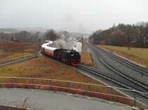 Personenzug N8930 zwischen Wernigerode Westerntor und Wernigerode Hauptbahnhof. (Von der Fu�g�ngerbr�cke aus am 16.12.2011 aus Fotografiert
