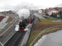 Von der Fu�g�ngerbr�cke aus: Zug N8931 am 19.12.2011 bei der ausfahrt aus Wernigerode Hbf.