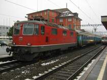 Re 4/4 II 11116 mit dem Dispo Basel als Ersatz EC 153 (Basel-Arth-Goldau) in Arth-Goldau. Der planm�ssige ETR470 fiel aus, so kam ich in den Genuss, in einem EW I/II Pendel von Olten bis Arth-Goldau zu fahren. Anschliessend verkehrte der Zug leer zur�ck nach Basel, 23.12.2011.
