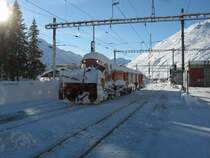 Eine Schneer�umgarnitur der MGB in Andermatt. Vorne im Bild eine Schneeschleuder, in der Mitte eine Diesellok und auf der anderen Seite ein Schneepflugwagen, 23.12.2011.