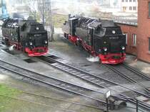 997236-5 997241-5 und 995902 am Bahnhof Wernigerode.
Auch ein Teil der Drehscheibe ist zu sehen und deutlich zu erkennen das es f�r Normal- und Schmalspurbahn geeignet ist.
(Wernigerode am 21.04.2006)