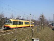 Zweisystem-TW 861, eingesetzt auf der Linie S5 zwischen Pforzheim und W�rth am Rhein, klettert am 20.03.2006 die Rampe beim Bahnhof Karlsruhe-Durlach hoch, um sich danach in die Stra�enbahngleise auf der Durlacher Allee einzuf�deln.
