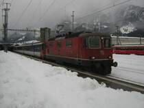 Re 4/4 II 11143 mit IC 10761 in Landquart. Hinter der Lok ist eine Regionalzugkomp, BDt EWII, B EWI, AB EWI angeh�ngt, anschliessend 1 Bpm51, 1Bp, 1Bpm 61 und ein A EWIV. Die Regionalzugwagen (immer BDt, B und AB) werden jeweils Freitags mit dem IC 10788 nach Z�rich �berf�hrt, wo sie �ber Nacht bleiben. Am Samstagvormittag gehen sie dann mit dem IC 10761 zur�ck nach Chur. Unter der Woche fahren sie dann 1 Umlauf pro Tag, 24.12.2011.