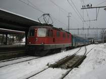 Re 4/4 II 11149 mit Entlastungszug (IC 10565) bei Einfahrt in Landquart. Der Zug bestand aus 2  B EWII (NL), 2 Bpm51, 1 A EWIV (in gr�n), 4 Bpm51 und 2 A EWIV (beide weiss), 24.12.2011.