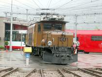 Tag der offenen T�r in der HW Landquart.Ge 6/6 I 414 auf der Drehscheibe am 29.04.06.Dahinter Wagen des neuen Glacier Express.