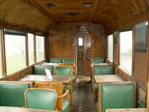 Der Innenraum des ehem.MITROPA Speisewagens B4� 161(1928)bei der RhB.Von seinem einstigen Glanz ist nichts mehr geblieben.Das
soll sich jetzt �ndern.Der Wagen soll als Piano Barwagen mit neuer
Farbgebung(wie die Pullmanwagen)umgebaut werden.Landquart 29.94.06