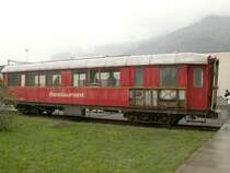 Ein geschichtstr�chtiger Wagen.Ab 1929 fuhr er als MITROPA Salonspeisewagen B4� 161(o.K�che)auf der Berninalinie.1943,also mitten im II.WK,wurde er nach Berlin gebracht,wo eine K�che eingebaut wurde.1956 umgezeichnet in WR 3813.Dort stand er bis Mitte der 80er Jahre beim Glacier Express im Einsatz.Jetzt wird er als Piano Barwagen umgebaut,wof�r noch Geld gesammelt wird.Landquart 29.04.06 