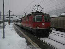Re 4/4 II 11115 (anstelle einer Re 460) mit IR 1724 bei Einfahrt in Sion. Wegen einer Bremsst�rung wird dieser Zug die n�chsten 15 Min. in Sion stehen bleiben, 21.12.2011.