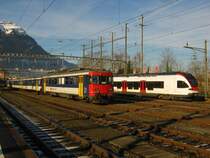 In Arth-Goldau stehen div. Regionalz�ge w�hrend dem verl�ngerten Weihnachtswochende herum, seit dem letzten Fahrplanwechsel sogar wieder RBe Pendel. Im Bild: Links; S-Bahn Z�rich Einschaltzug, bestehend aus dem RBe 540 012, 3 B EWI NPZ, A EWI NPZ, AB EWI NPZ, 2 B EWI NPZ und dem RBe 540 014. Im Hintergrund steht der Flirt RABe 523 033, 26.12.2011.