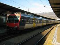 Endlich wieder einmal ein NPZ! Planm�ssig verkehren auf der Linie Biel-Olten nur noch Dominos im Regionalverkehr. In letzter Zeit kommt jedoch wieder h�ufig auch ein NPZ zum Einsatz. Nun hat es auch mit dem Foto geklappt: Der 4-teilige NPZ, bestehend aus Bt, B EWI NPZ, AB EWII NPZ und RBDe 560 108, als Regio 6856 in Olten, 26.12.2011.