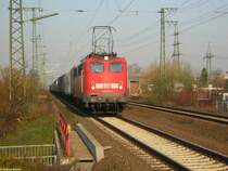 Am 08.04.2006 befand sich 140 042 mit einem G�terzug kurz vor dem Bahnhof Weiterstadt. Da die Fahrdienstleiterin des Bahnhofes mir das Verweilen auf dem Mittelbahnsteig aufgrund des zu geringen Sicherheitsabstands untersagte, mu�te ich die Aufnahme leider von der Schattenseite machen.