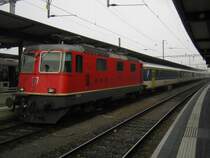 Wenn selbst der Ersatzzug ausf�llt.. Der defekte Ersatz ICN 1517 in Olten. Aufgrund der St�rung endete dieser Zug in Olten, ab Z�rich verkehrte dann der Ersatzzug des Ersatzzuges nach St. Gallen. Im Bild der Dispo Lausanne mit der Re 4/4 II 11217, 27.12.2011.