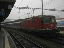 Die Re 4/4 II 11132 schleppt den defekten Ersatz ICN 1517 in Olten ab. Der Ersatzzug bestand aus einem BDt EWII, 4 B EWI NPZ, 1 A EWI NPZ und der Re 4/4 II 11217 (am Zugschluss). Da der planm�ssige ICN ab Lausanne ausgefallen ist, verkehrte der Dispo Lausanne. Dieser kam jedoch auch nur bis Olten. Wegen einer Lokst�rung fiel er dann zwischen Olten und Z�rich aus. Im Bild wird der defekte Dispo leer nach Z�rich abgeschleppt, wo er dann zur�ck im Umlauf, als ICN 1524 wieder nach Lausanne f�hrt, 27.12.2011.
