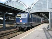 Die ozeanblaue 181 201-5 hat gerade den EC 64 M�nchen-Paris �bernommen. Sie wird ihn bis Stra�burg ziehen.
Im ozeanbaluen Farbkleid sieht man die 181er leider immer seltener, deshalb war ich froh, diesen Farbklecks im verkehrsroten Einerlei vor die Linse bekommen zu haben. (Karlsruhe, 29.04.2006)