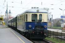 5042 014-0 am Zugschluss eines Sonderzuges. Hier am 17.4.2006 bei der Ausfahrt in Tulln.