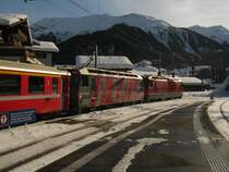 Seltene Doppeltraktion Ge 4/4 III (644+642) mit dem RE 1041 in Klosters, 28.12.2011.